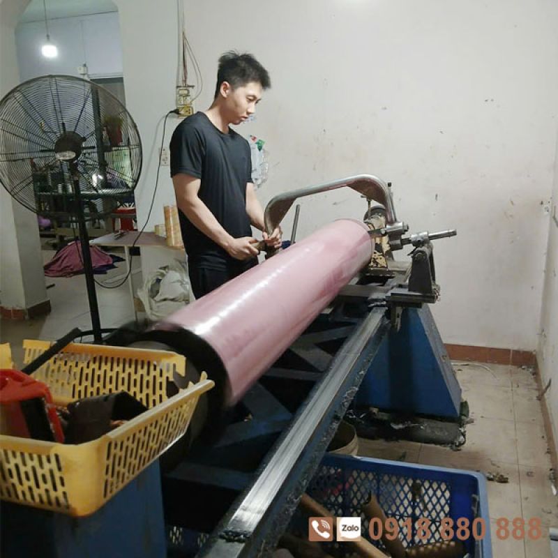 Công đoạn cắt vải viền