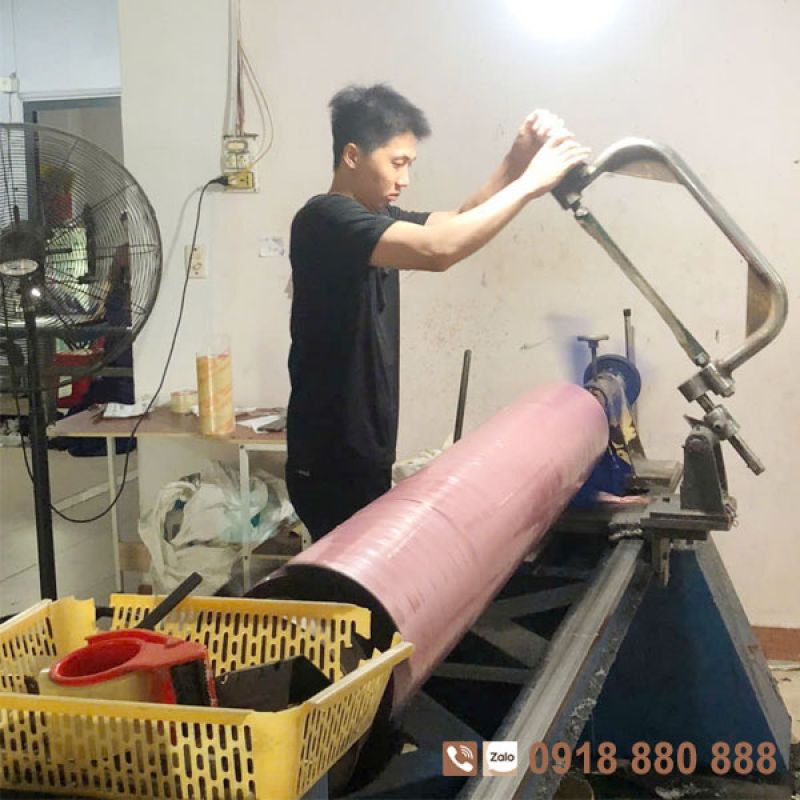 Công đoạn cắt vải viền