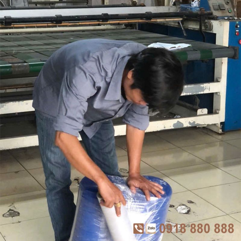 Công đoạn cắt vải viền