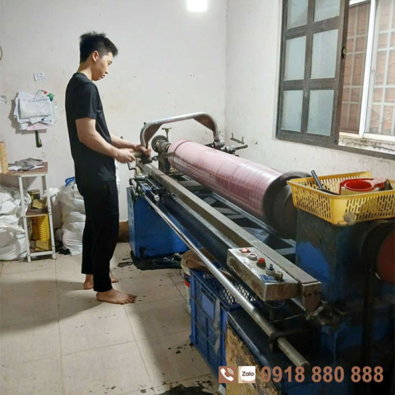 Công đoạn cắt vải viền